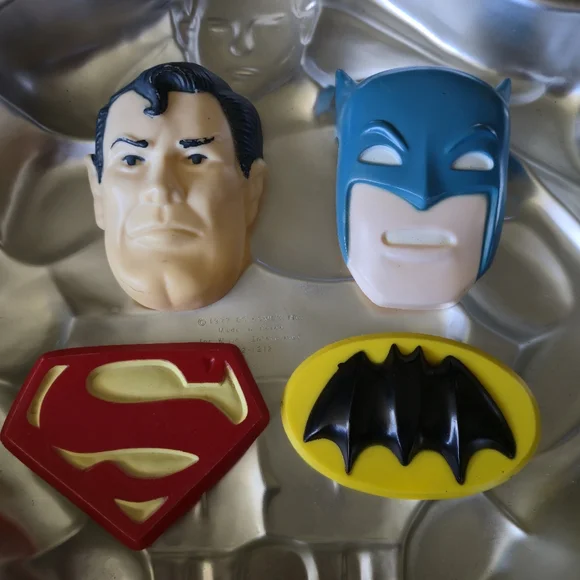 Wilton Vintage 1977 DC Comics Superhero Cake Pan Set Superman Batman All Inserts - Picture 8 of 10